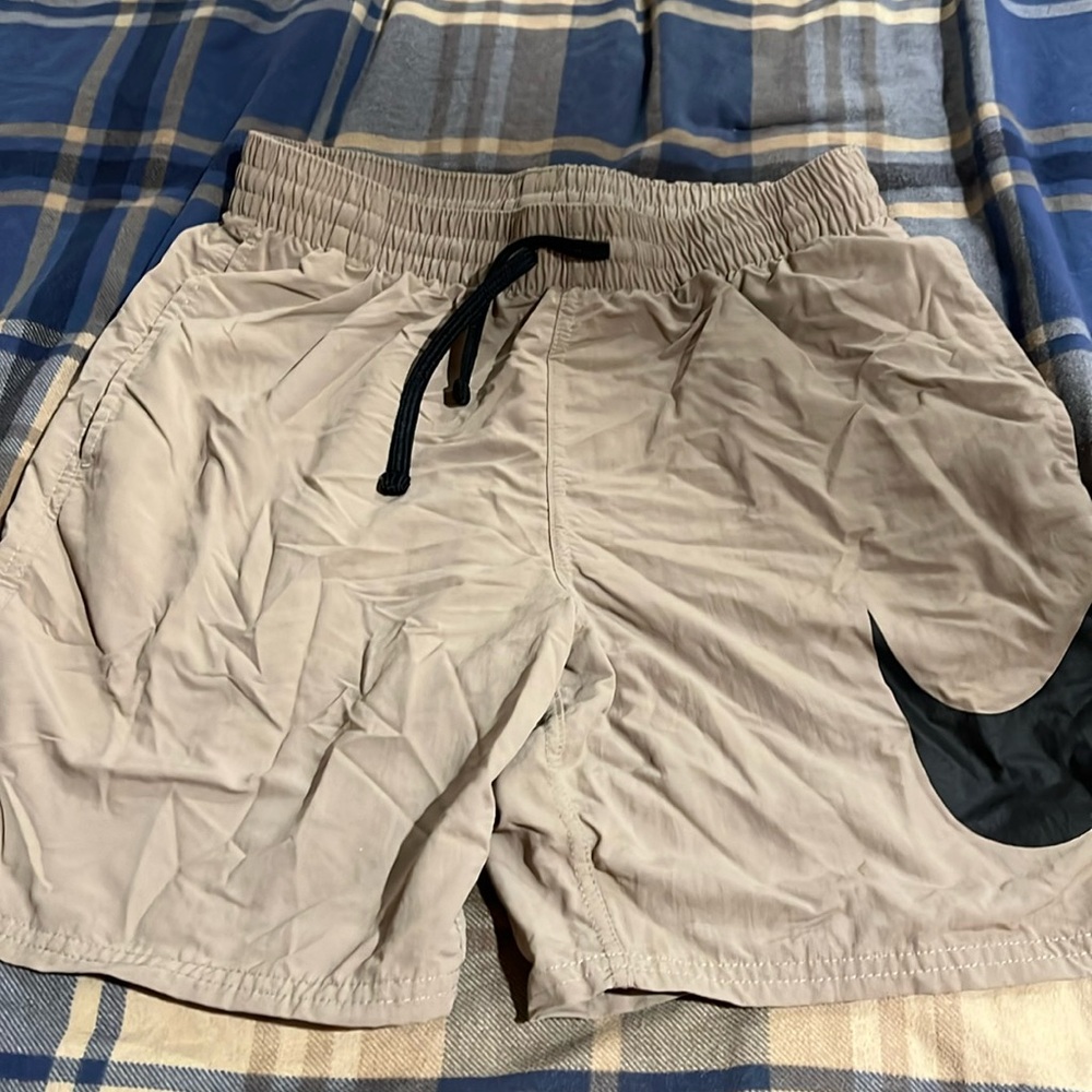 Nike athletic khaki shorts men’s size small with pockets  and drawstring